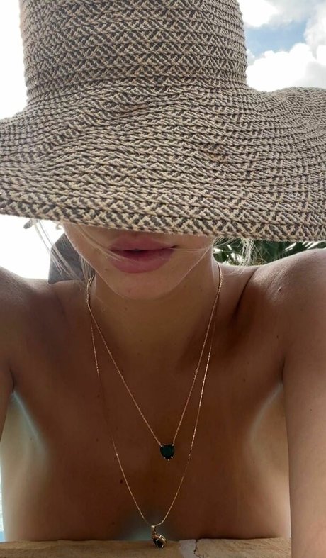 Alexis Ren art star pictures