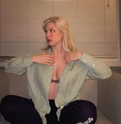 curvy cougar onlyfans pornographic photo