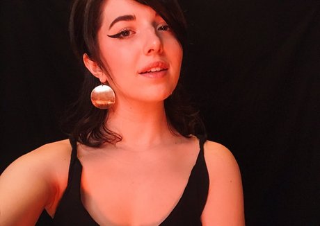 Slight Sounds ASMR model pretty picture