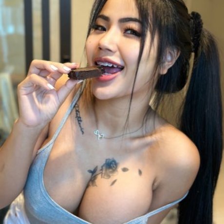 Praew Phatcharin art actress img