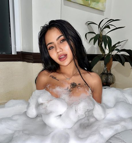 Praew Phatcharin model hd gallery