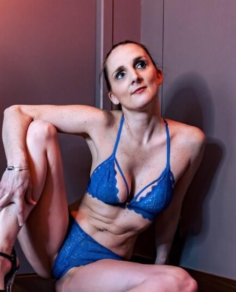 Hinatou pornographic model pic