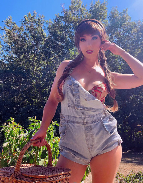 April Gloria art model pics