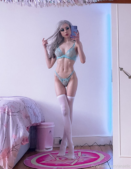 Anaelic model hot pic