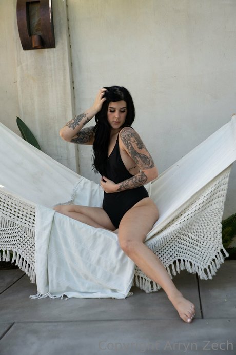 Arryn Zech naked model img
