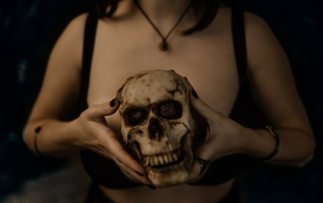 Tara The Witch star naked pic