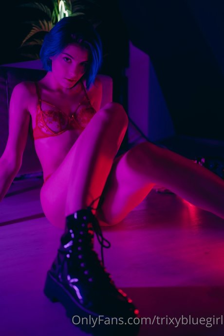 Trixy Blue adult star photo