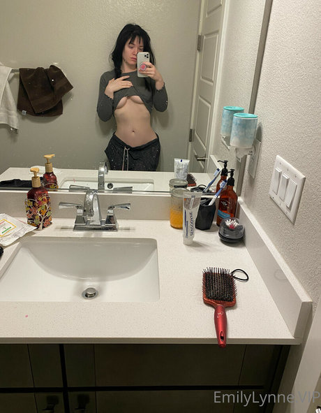 Emily Lynne star pic