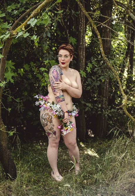 irisreigns pretty actress pic