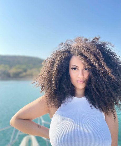 Ines Curly top star pics