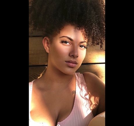 Ines Curly model hot picture