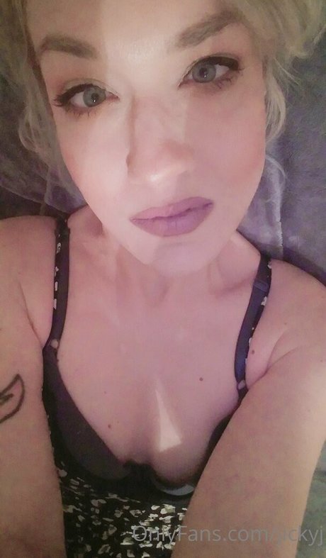 jickyj top profile image