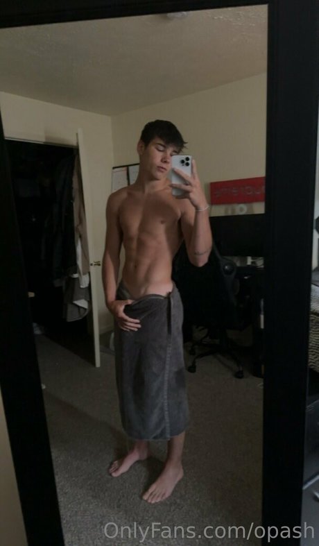 opash model naked photo