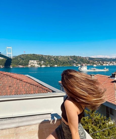 Merve Elmas pornstar nude image