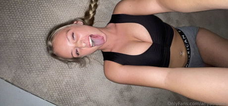 Anya Truaxx model pretty images