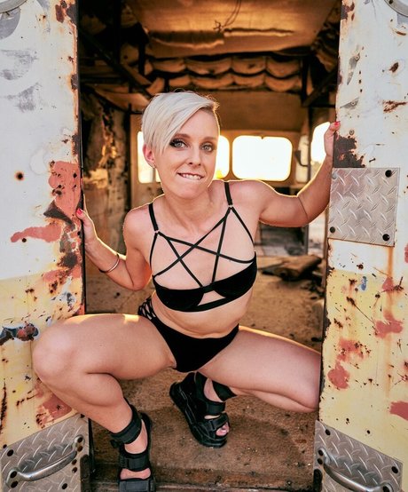 Caitlin V Neal hot model pics