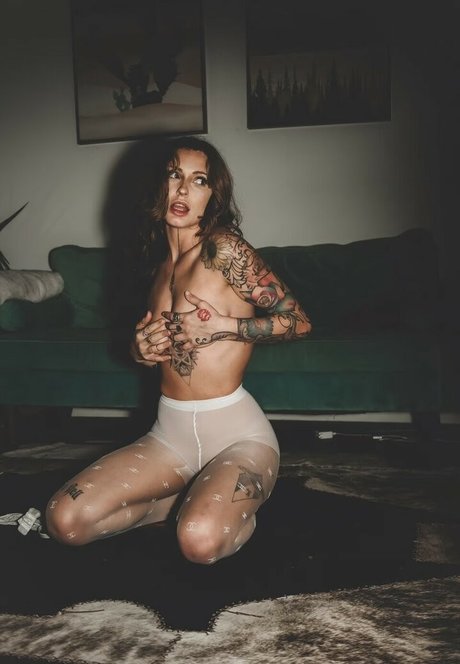 Strawbritty adult model pic