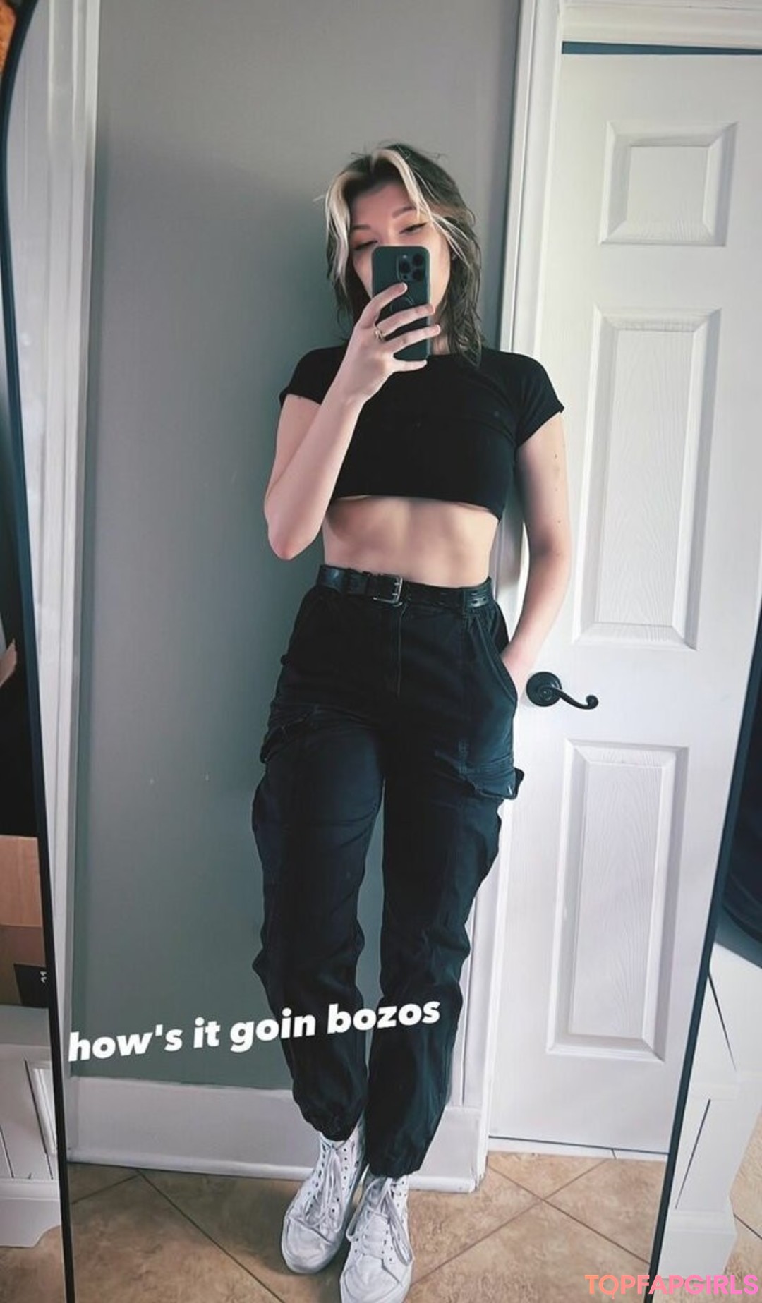 ElainaExe erotic actress photo