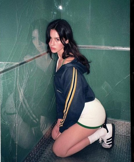 Gracie Abrams pretty pornstar photos