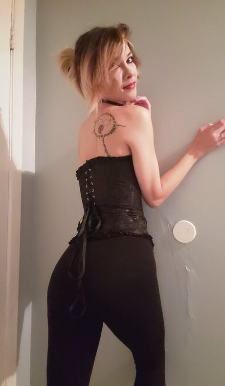 thegirlewiththecursemark model sexy photo