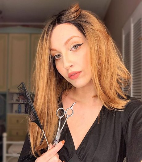 Mona Schon profile image