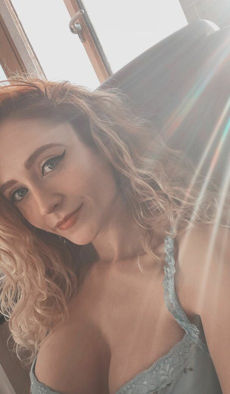 Janet Devlin profile image