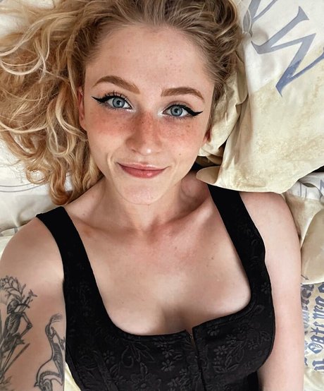 Janet Devlin nude model img