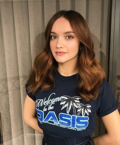 Olivia Cooke model top img