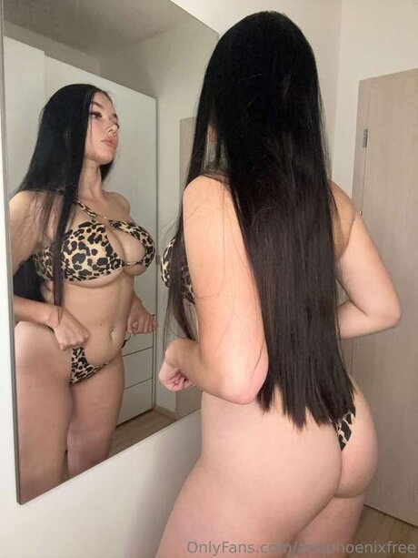 ariaphoenixfree sexy actress pic