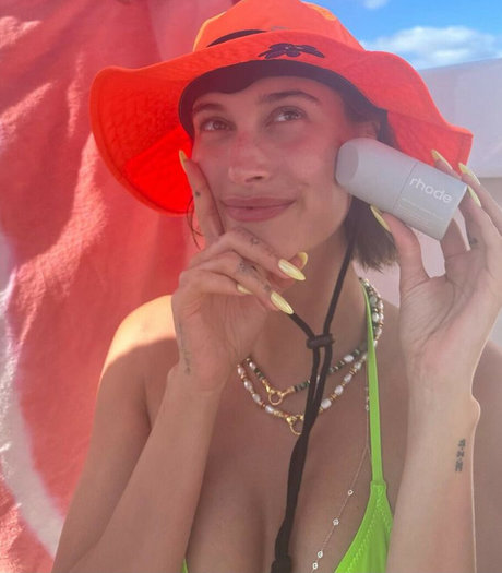 Hailey Baldwin Bieber pornographic actress photos
