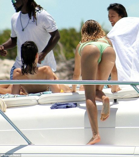 Hailey Baldwin Bieber hot star galleries