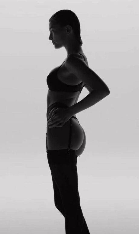 Hailey Baldwin Bieber hot model photo