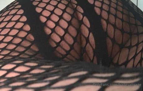 lyrarowell naked model photo