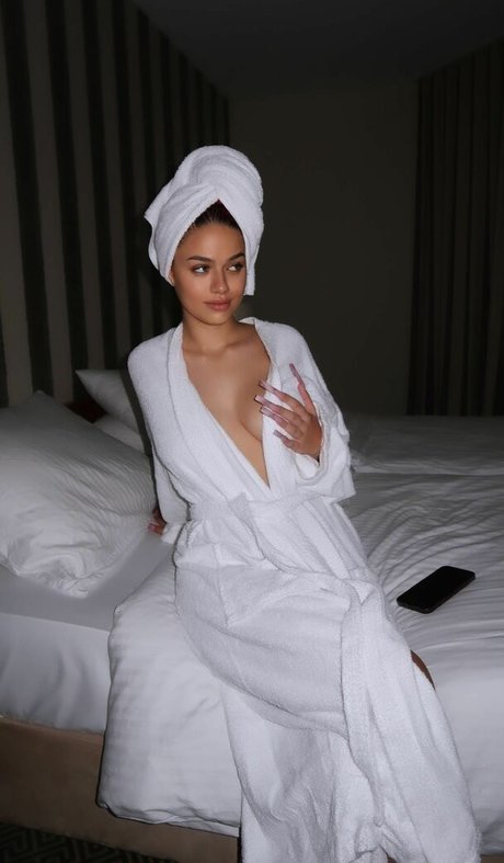 badmomzjay top actress picture