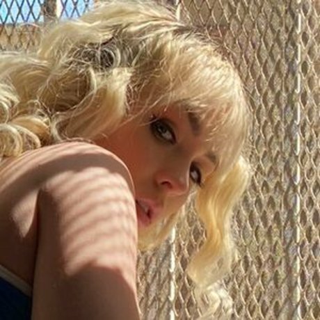 Lilly Bell xxx model photo