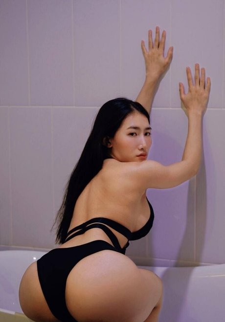 mochianaa model xxx pictures