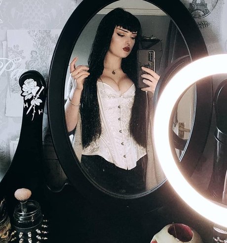 missdellavigne model adult gallery
