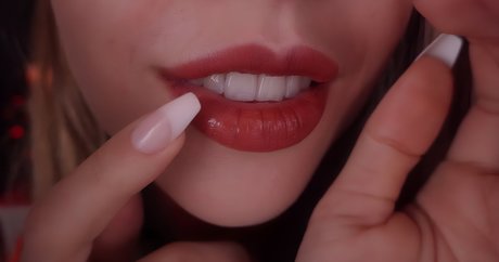 FrivolousFox ASMR star nudes images