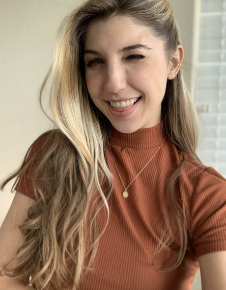 FrivolousFox ASMR model top pic