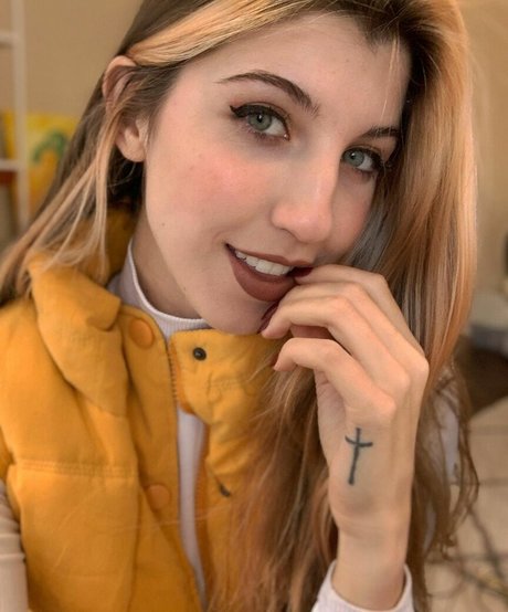 FrivolousFox ASMR xxx model picture