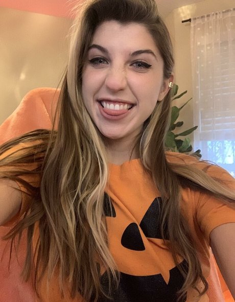 FrivolousFox ASMR star nude pics
