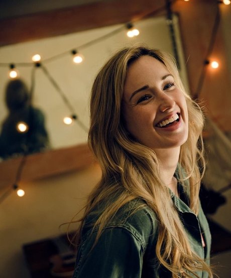 Ashley Johnson sexy star photo