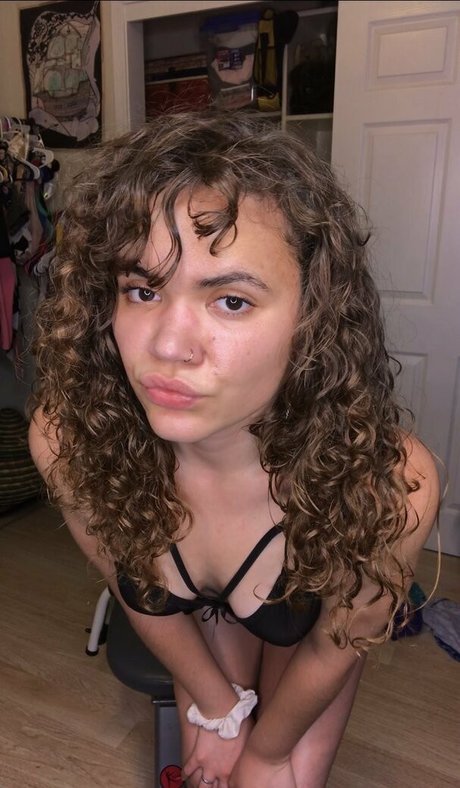 naudinala model adult pic
