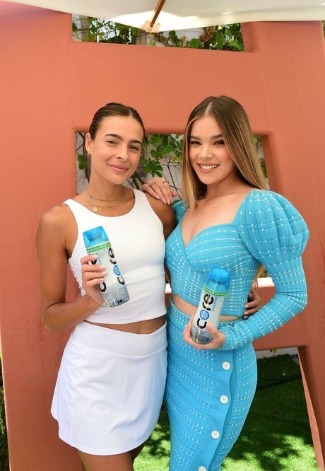 Hailee Steinfeld nude pornstar image