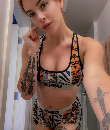 janieblade top star photo