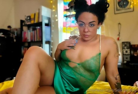 Solo Darling model erotic photos