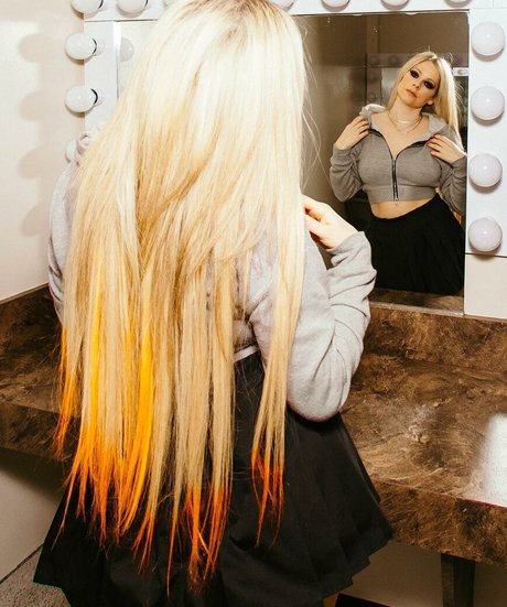 Avril Lavigne pornstar art photo