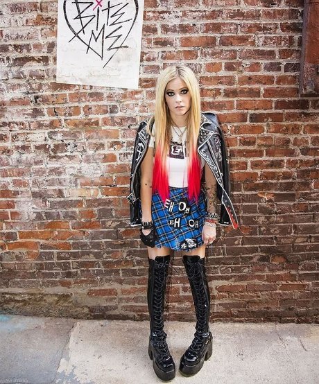 Avril Lavigne model hot archive
