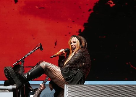 Avril Lavigne star naked pictures
