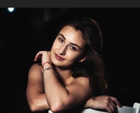 Camelia Arama hd model photo
